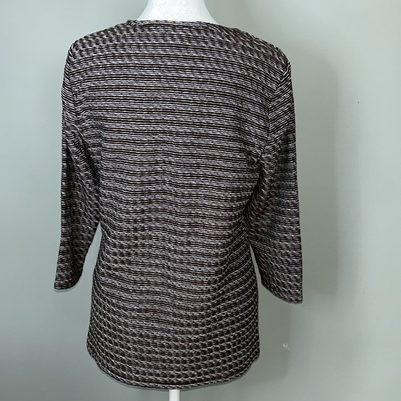 Chico’s Size 1 Soft Stretch Knit Top – Flattering Everyday Essential - Picture 5 of 9